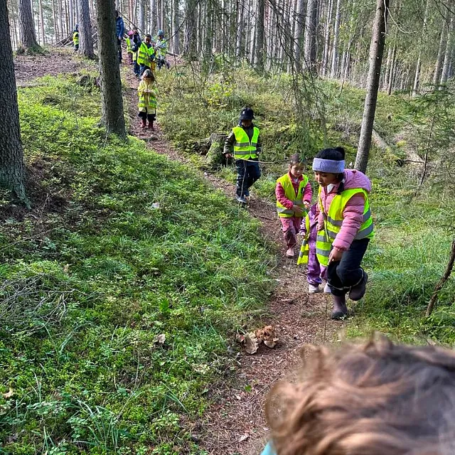 Barn går på skogssti