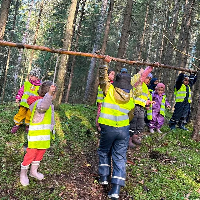 Barn leker i skog