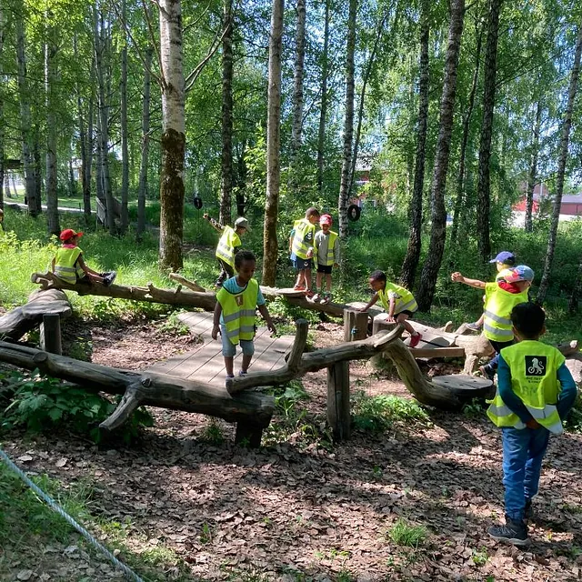 Barn leker ute i skog