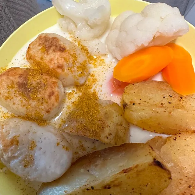 Fiskeboller i hvit saus med poteter, gulrot og blomkål