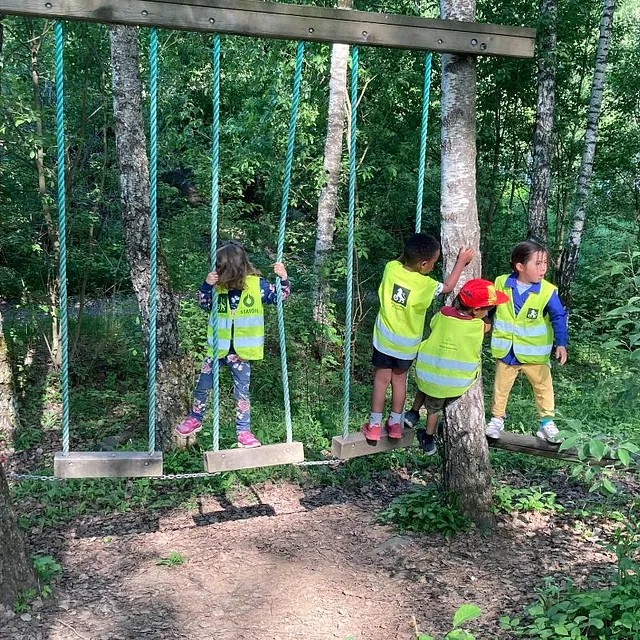 Barn på husker i skog